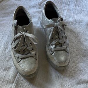 Munro Silver Metallic Low-Top Lace-Up Sneakers